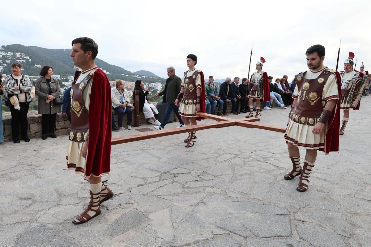 Las mejores imágenes de la procesión del Santo Entierro del Viernes Santo en Santa Eulària
