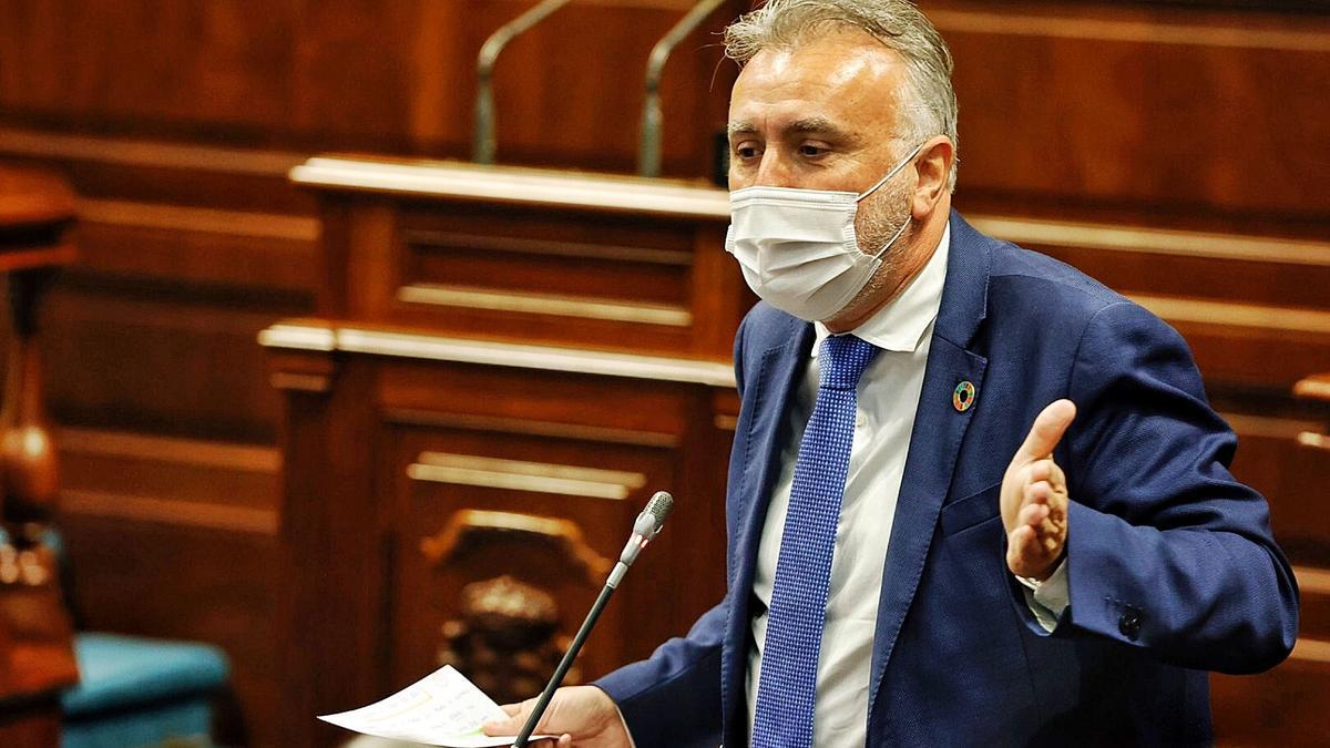 Ángel Víctor Torres interviene desde su escaño en un pleno del Parlamento de Canarias.