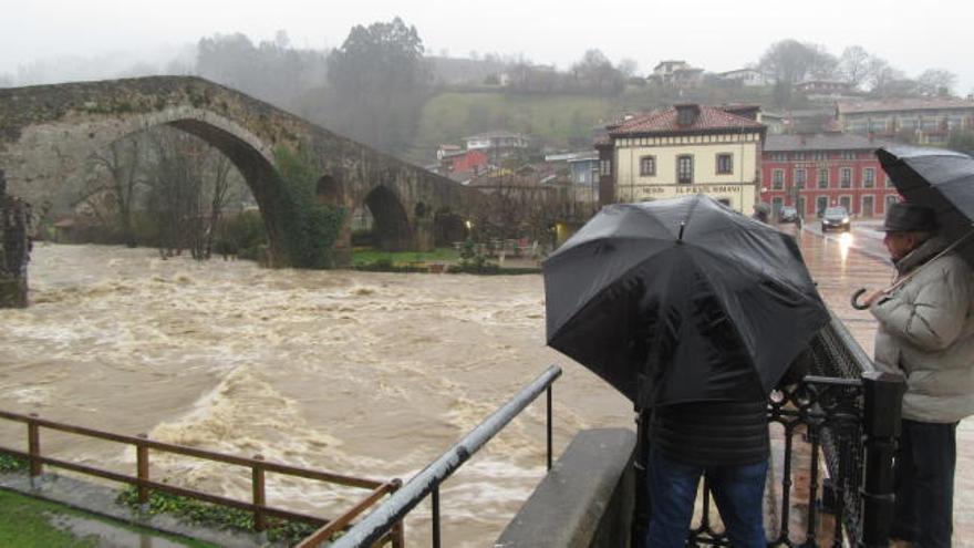 Temporal en Asturias: El Sella se desborda a la altura del puente romano en Cangas de Onís