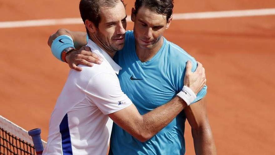 Gasquet y Nadal se abrazan tras el partido de ayer. // Efe