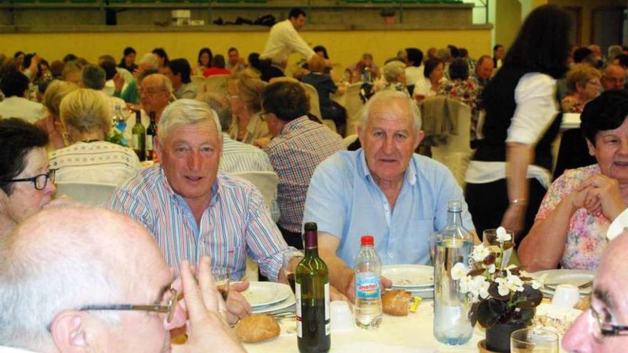 400 vecinos de Coirós participan en la fiesta de los pensionistas