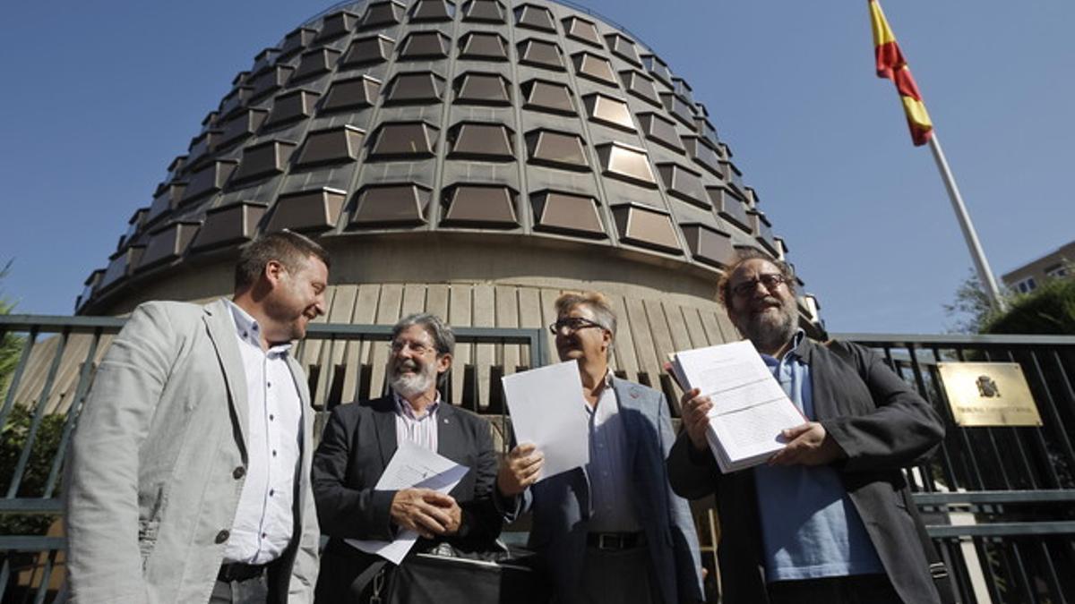 El presidente de la Chunta Aragonesista (CHA), José Luis Oro; el coordinador general de IU Aragón, Adolfo Barrena; el senador socialista José María Becada y el diputado de CHA Chesus Yuste, este martes ante el Constitucional.