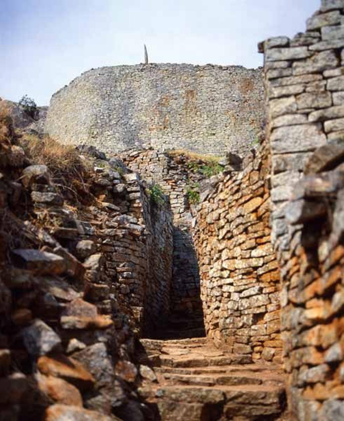 Uno de los caminos que lleva desde una de las torres fortificadas hasta un recinto cerrado en Gran Zimbabwe.