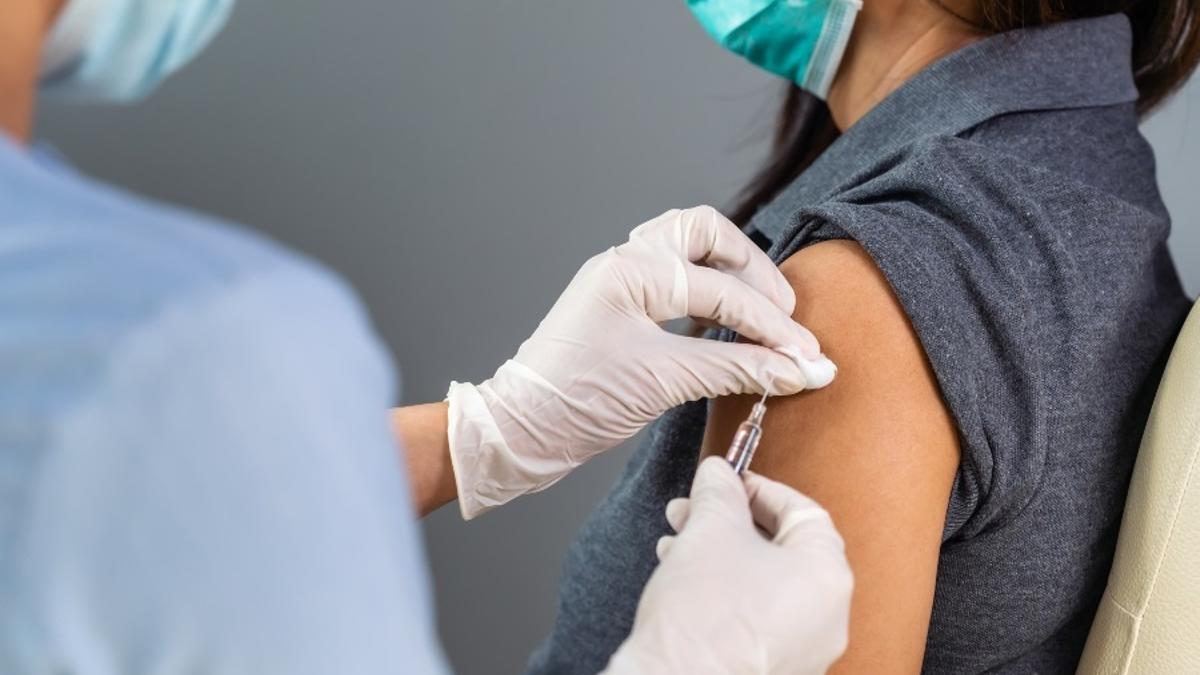 Un mujer recibe una vacuna contra la covid-19.