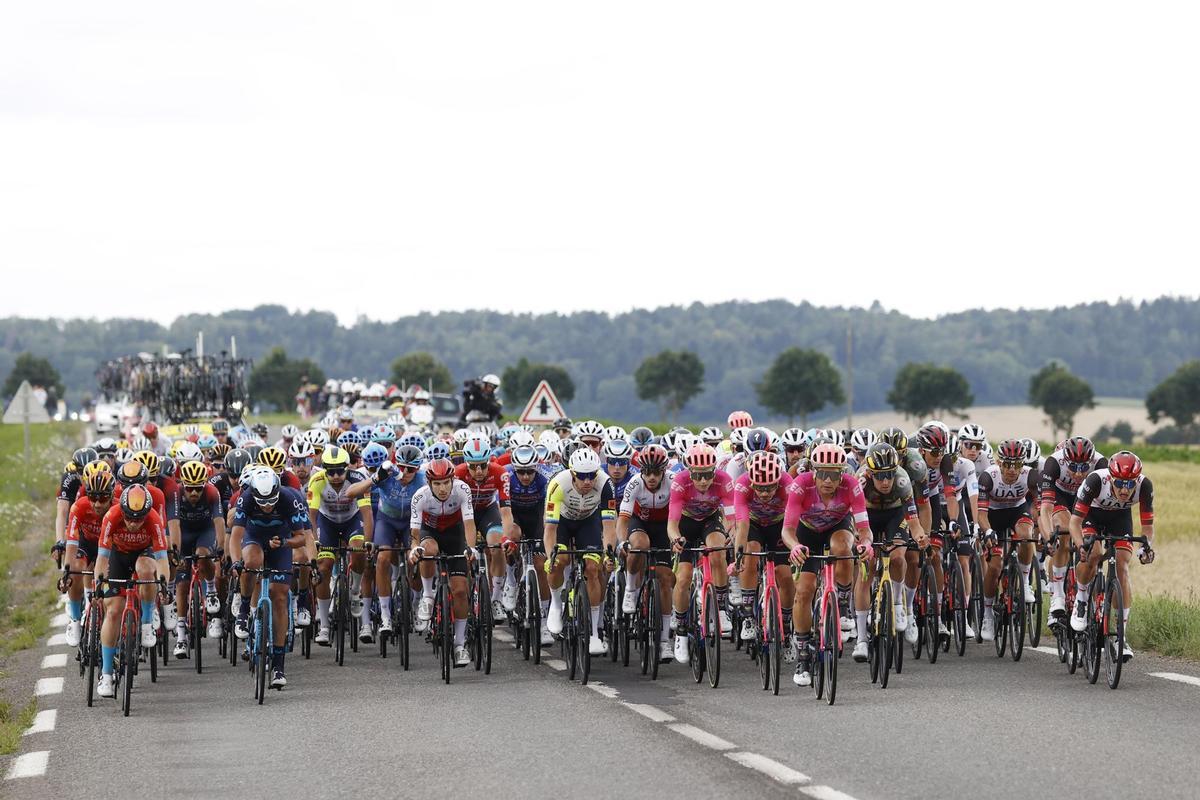 Longwy (France), 07/07/2022.- The peloton in action during the 6th stage of the Tour de France 2022 over 219.9km from Binche to Longwy, France, 07 July 2022. (Ciclismo, Francia) EFE/EPA/YOAN VALAT