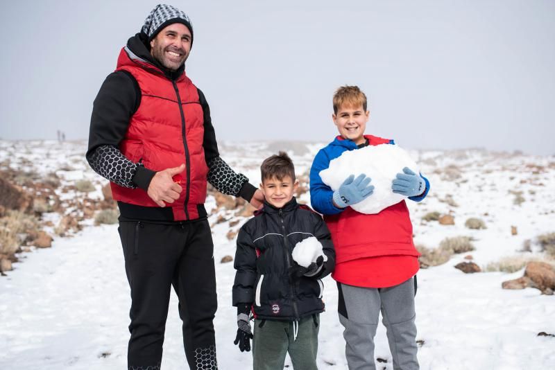 Los tinerfeños disfrutan de la nieve en el Teide