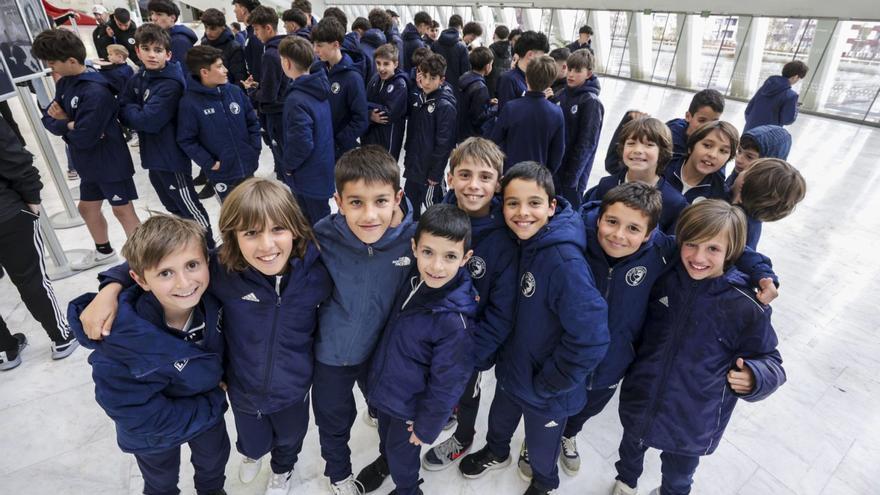 Niños de uno de los equipos de Las Rozas, antes de recoger sus acreditaciones para la Oviedo Cup, en el Palacio de Congresos.
