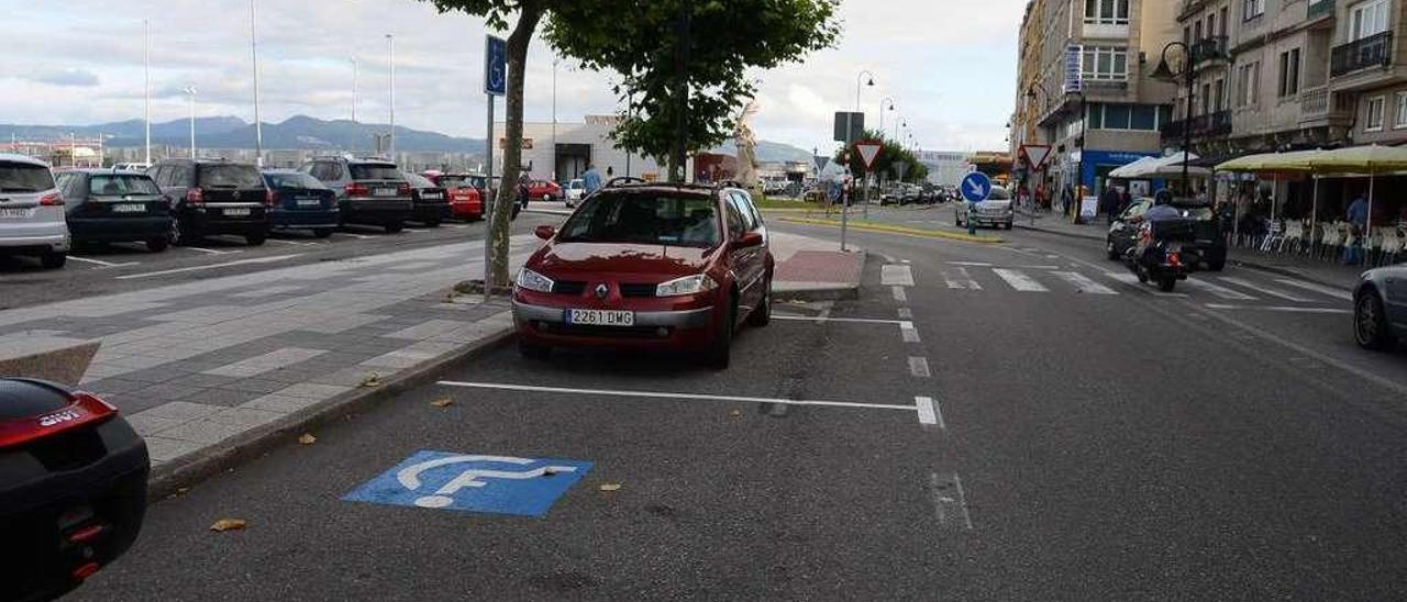 Plaza de estacionamiento para discapacitados en la calle Montero Ríos.  // G.N.