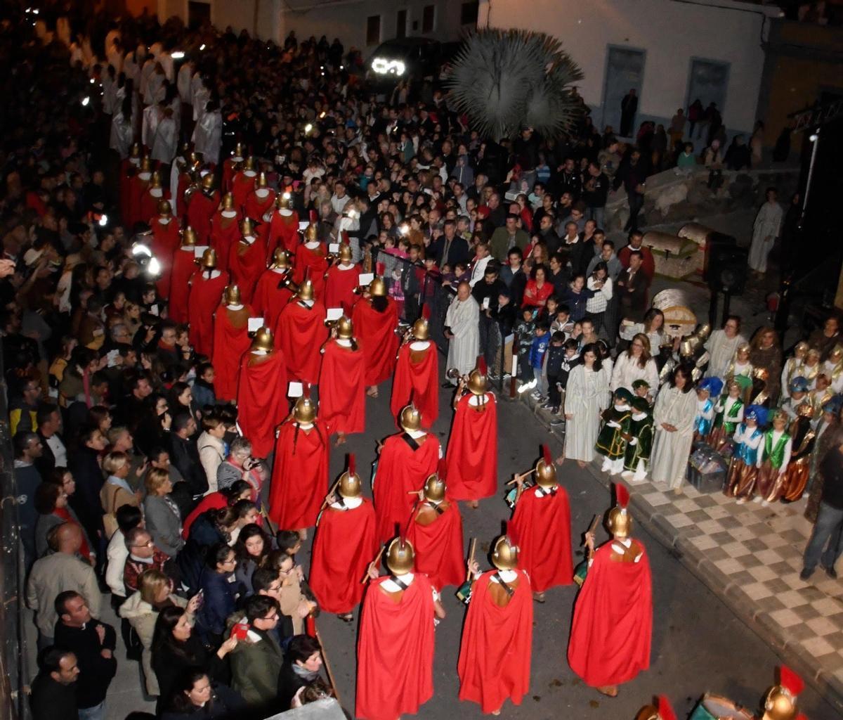 Los soldados romanos caminan por las calles de Agüimes en la representación del Auto de los Reyes Magos em 2020.