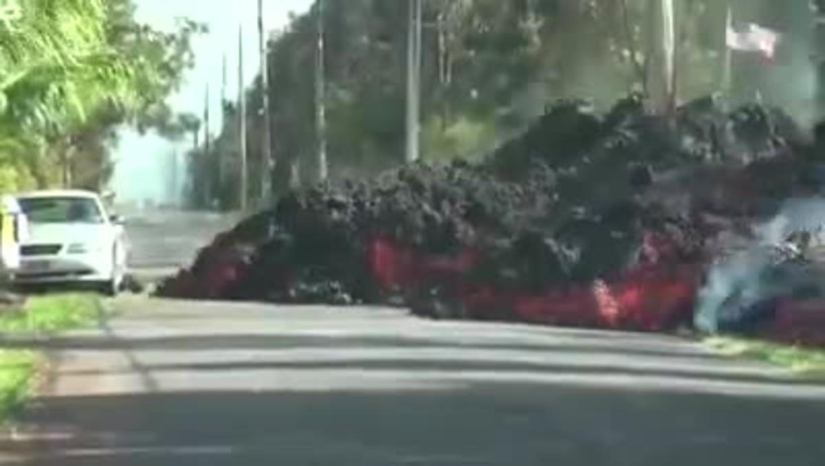 Impactantes imágenes aceleradas de como un río de lava  engulle a un vehículo en Hawaii.