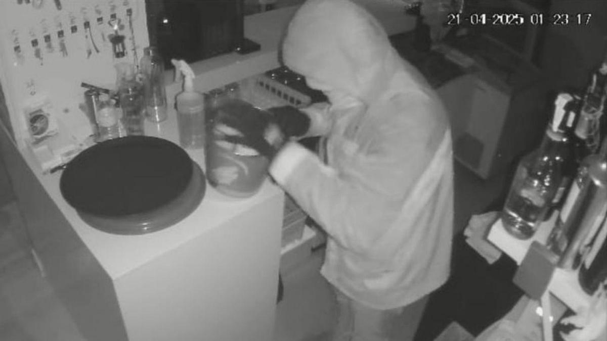 Uno de los ladrones, captado por las cámaras del local.