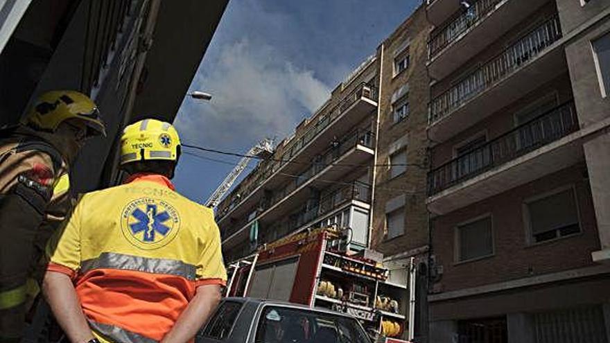 Bombers treballant ahir a la tarda en l&#039;incendi del carrer Major