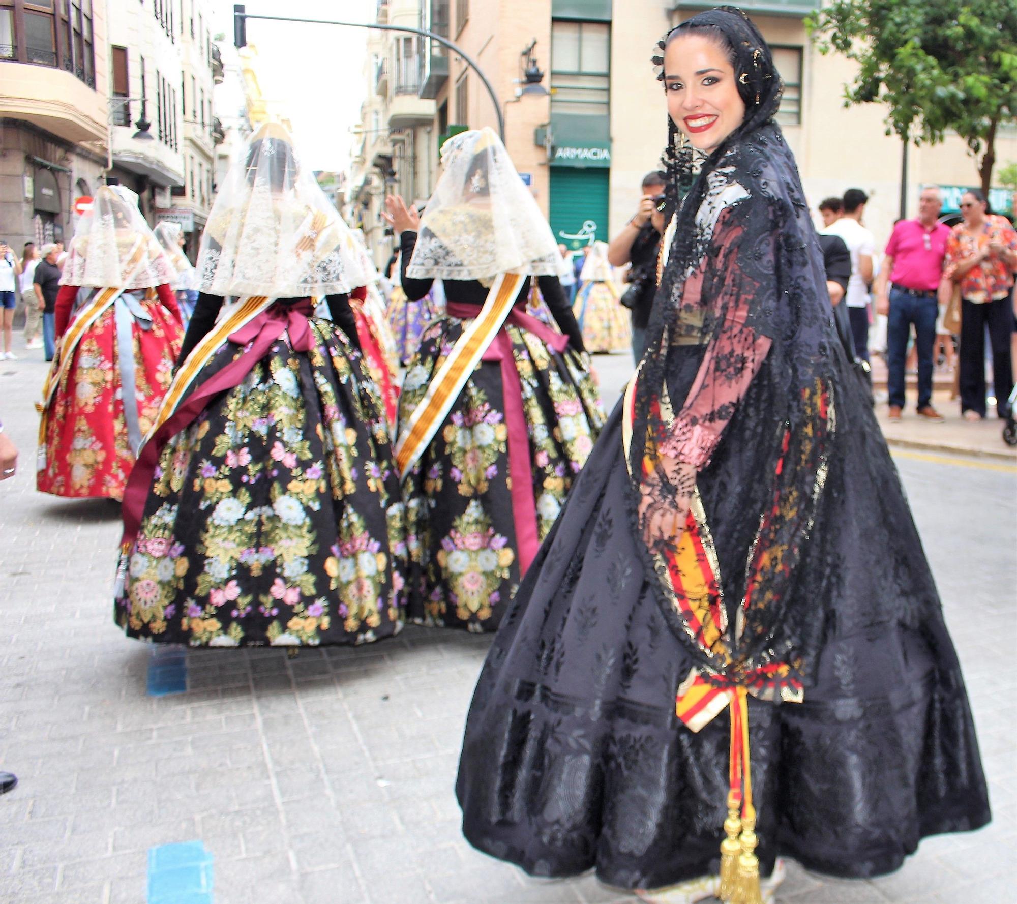 Indumentaria tradicional: la basquiña negra de Carmen Martín
