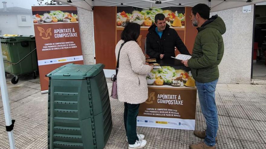 El alcalde de Pazos de Borbén, Luciano Otero (dcha.), en la promoción de la campaña.