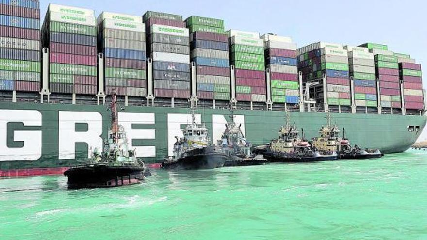 Imatge de les tasques que es realitzen al vaixell que bloqueja el canal de Suez