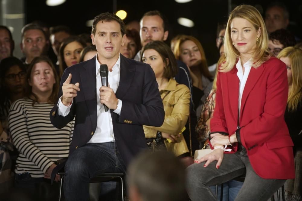 Albert Rivera y un perro como Lucas a su mitin en València