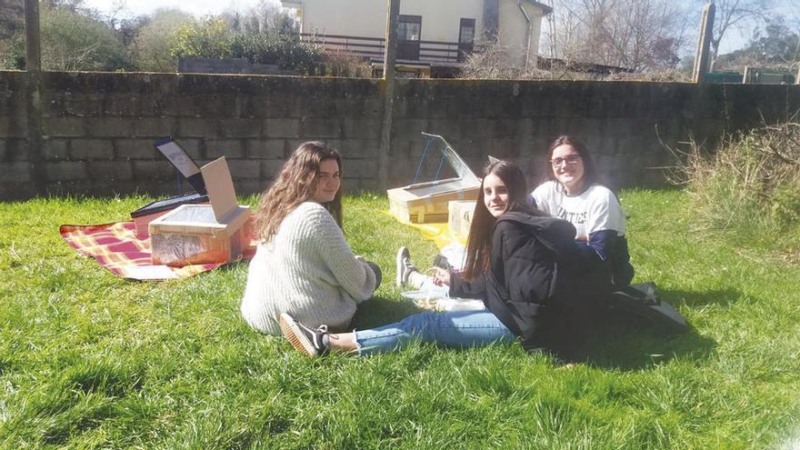 Alumnas del club de ciencia, junto a las cocinas solares.