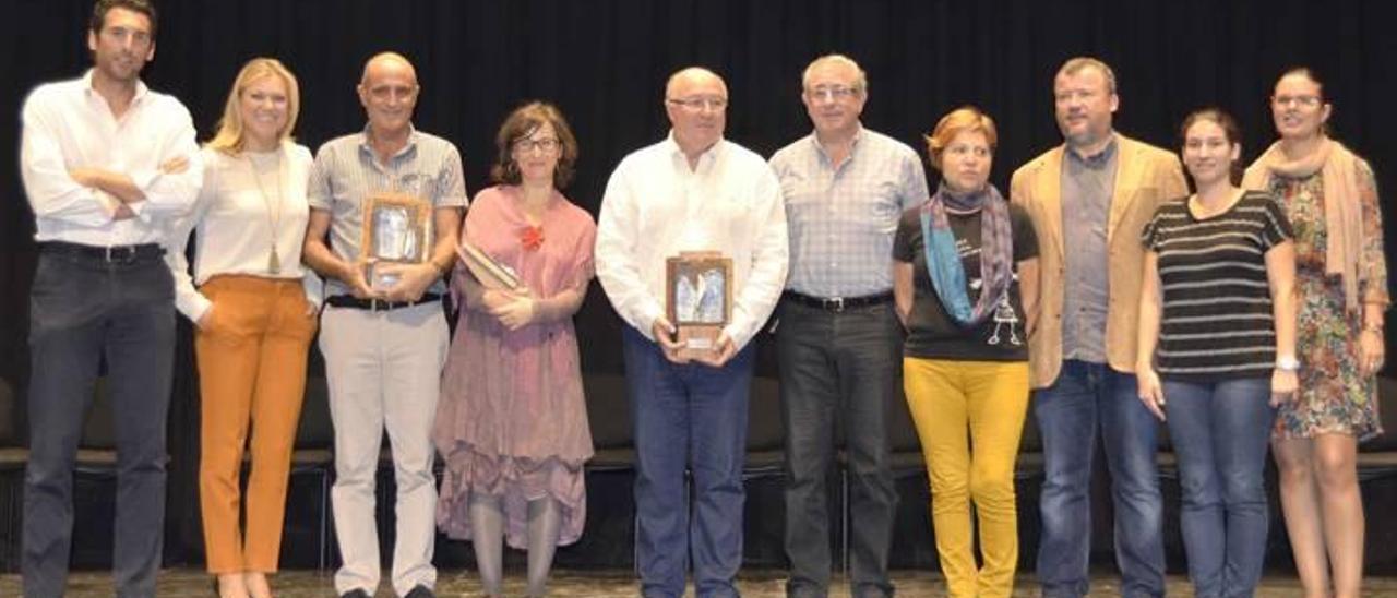 Sagunt entregó ayer sus premios literarios a Joaquim Espinós, Vicent Torres y Núria Casado.Las autoridades y los ganadores en la foto de grupo que puso fin a la gala celebrada ayer en el centro cultural Mario Monreal.El Aula Jove de Teatre animó la ceremonia.El público fue más numeroso que en anteriores ediciones de esta gala. f gabinete de comunicación del ayuntamiento de Sagunt