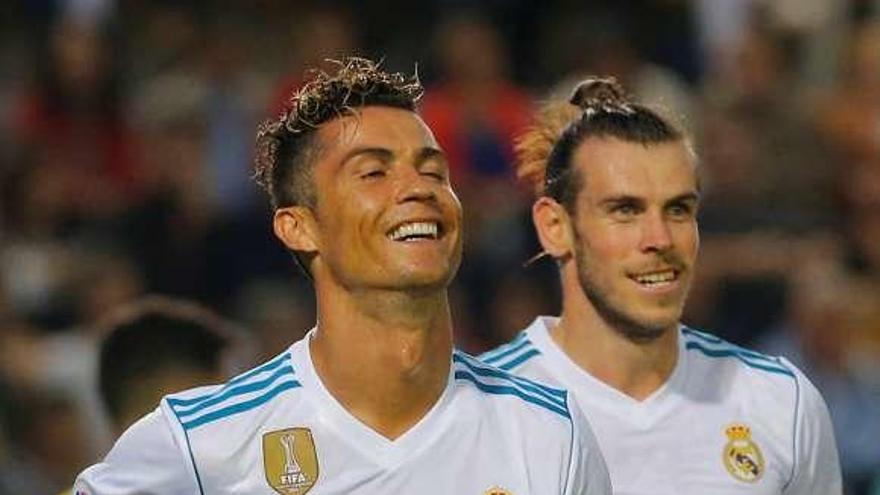 Cristiano y Bale celebran el segundo gol del Madrid. // Reuters