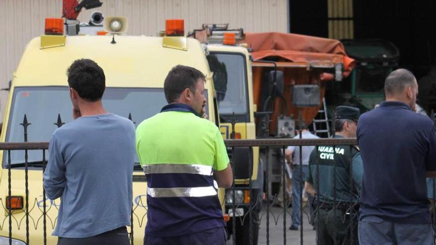 El acceso al taller, cerrado por agentes de la Guardia Civil.