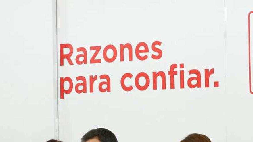 Sánchez, entre la presidenta del PSOE, Cristina Narbona, y la vicesecretaria general socialista, Adriana Lastra, al inicio de la reunión de ayer.