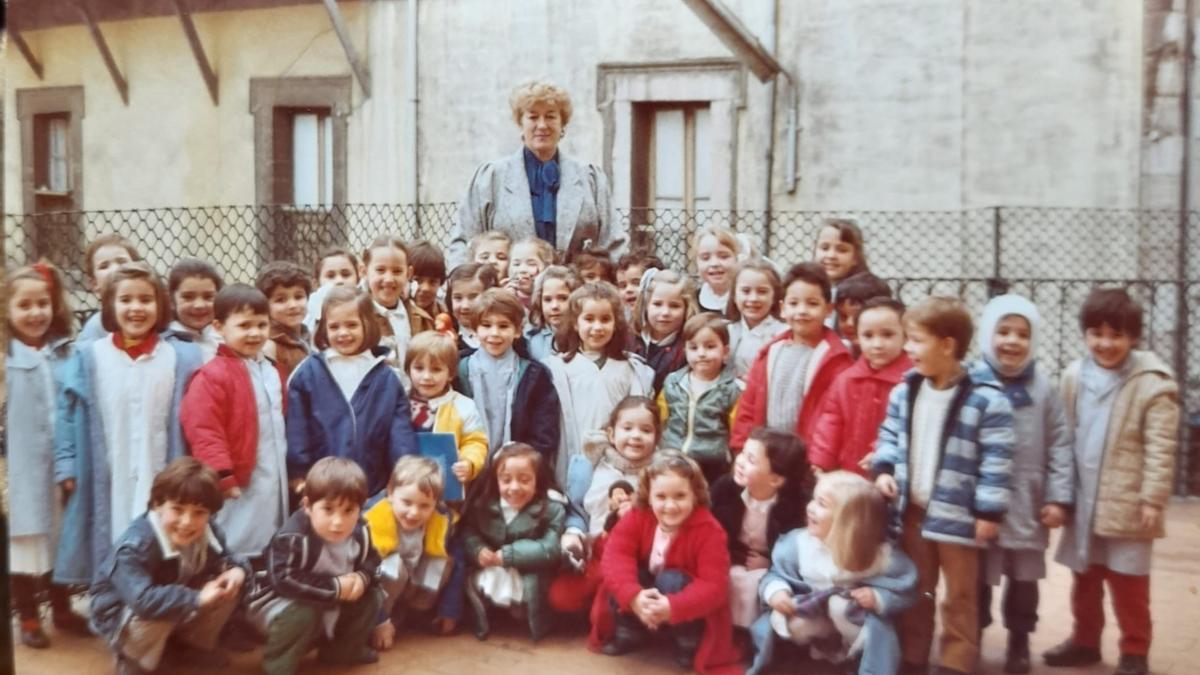 La maestra, detrás, en la famosa terraza, con un grupo de los que fueron sus alumnos.