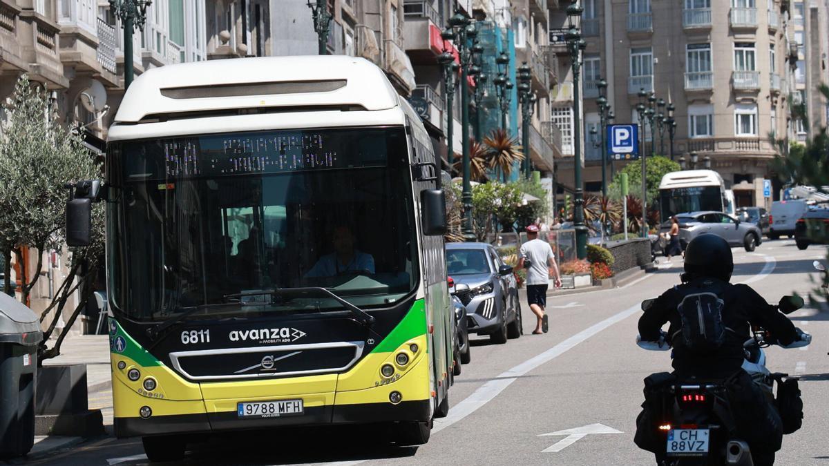 Un autobús urbano, circulando por Vigo.