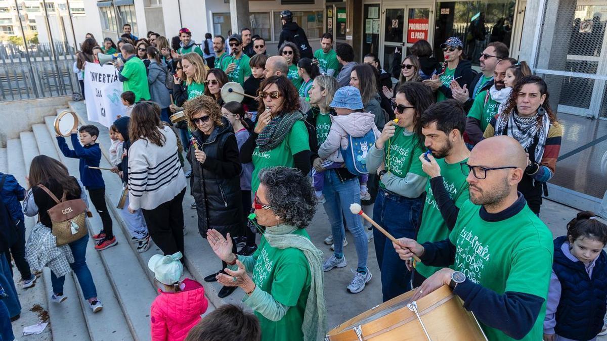 Los profesores de Alicante se movilizan frente a los centros para reclamar mejores condiciones laborales
