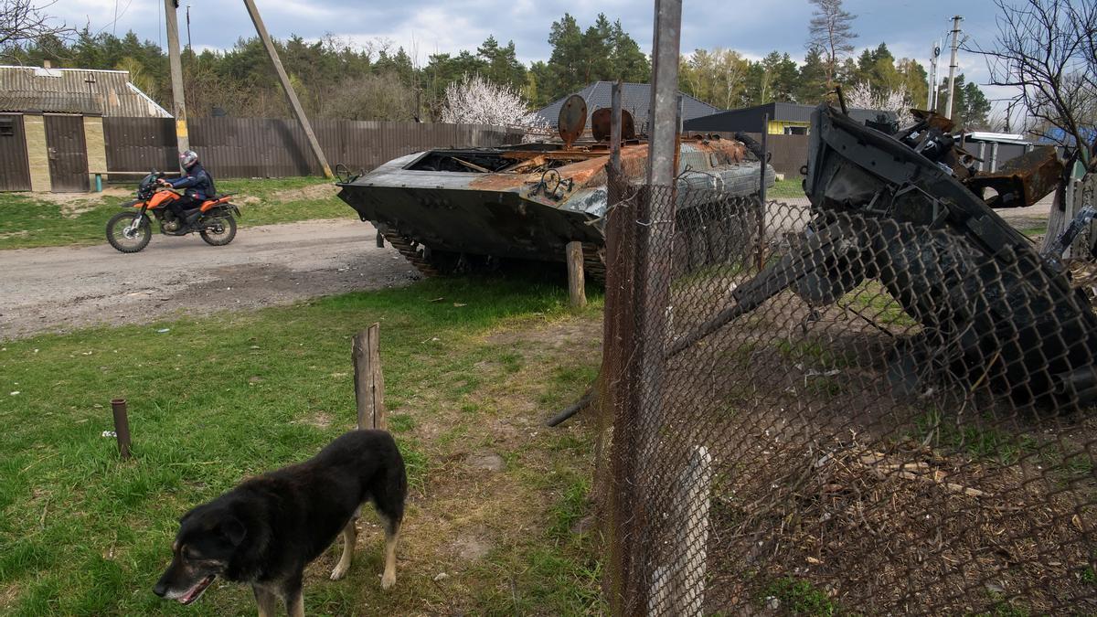 Maquinaria militar rusa destruida durante la invasión rusa de Ucrania, en el pueblo de Rusaniv,  Kiev,