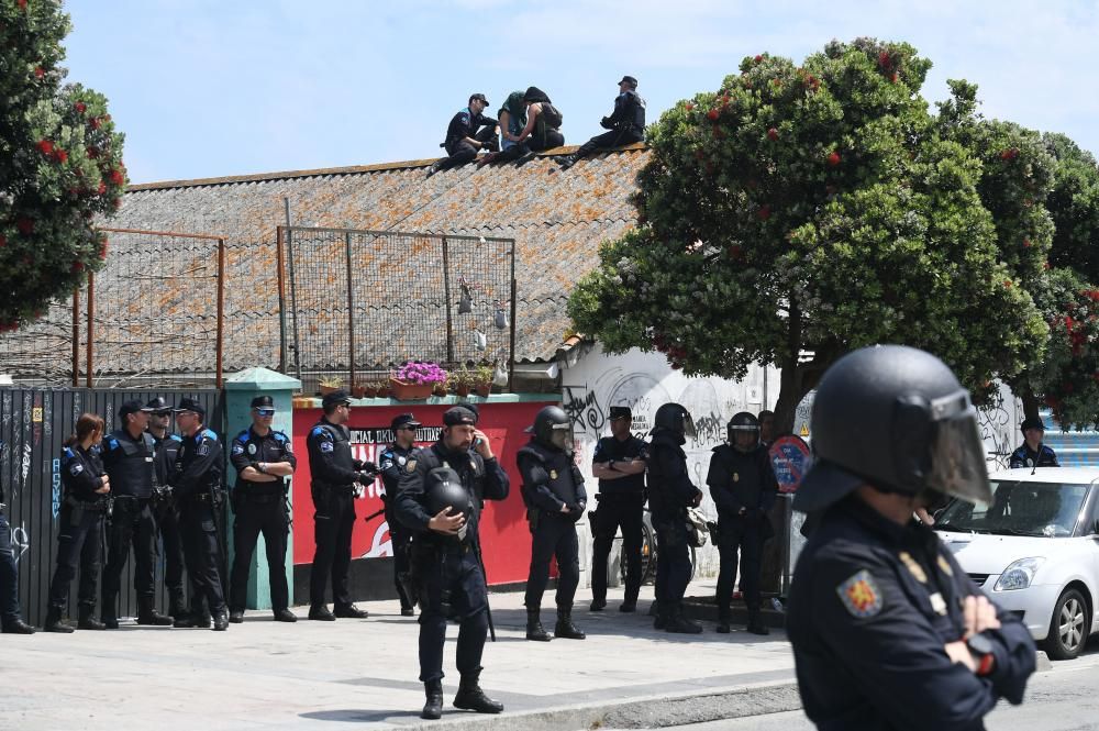 Unas 300 personas protestan en apoyo de los okupas, a los que el Concello impidió el paso a las naves