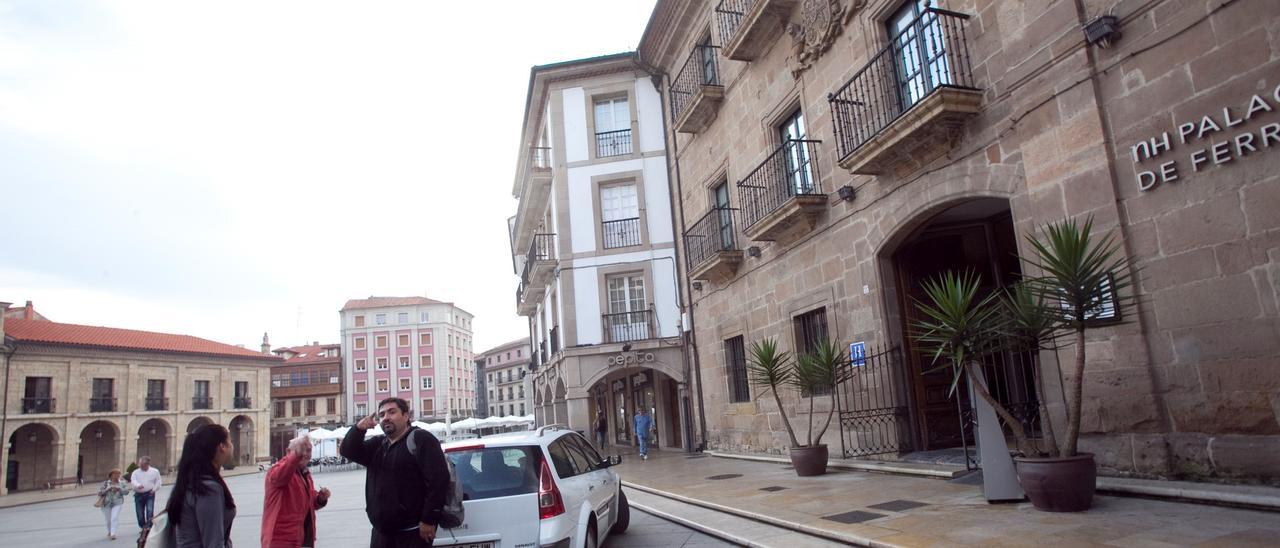 Turistas ante el Palacio de Ferrera, en una imagen de archivo.