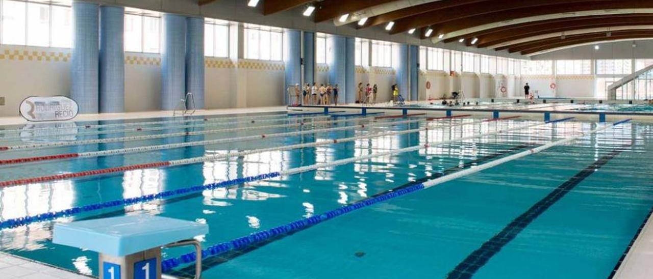 Niños de la sección infantil del Club de Natación Ciudad de Oviedo, ayer, en las gradas de las piscinas del Parque del Oeste.