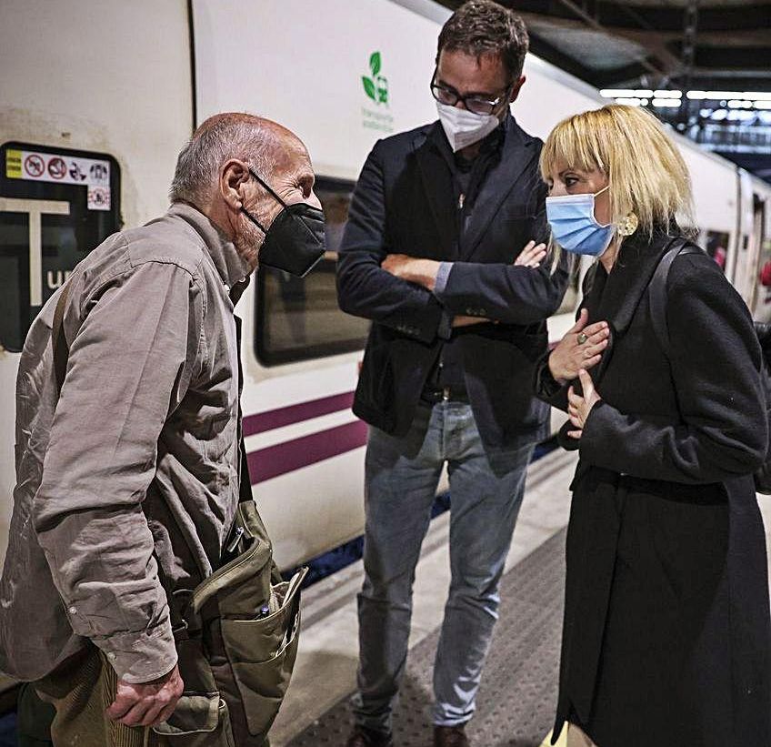 Antonio López llegó ayer a las ocho y veinte de la tarde a Oviedo. A la estación fueron a recibirle Marta Fermín y el concejal José Luis Costillas. | Irma Collín