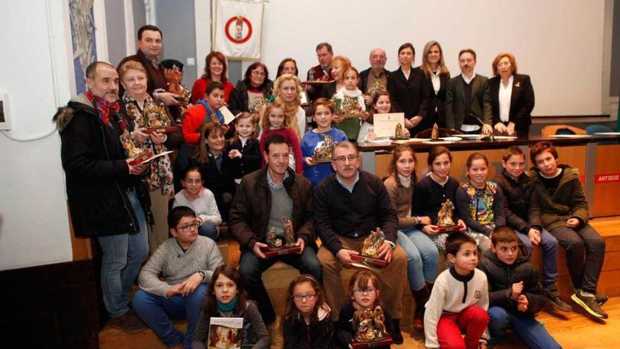 Foto de familia de los premiados por la Asociación Belenista de Gijón.