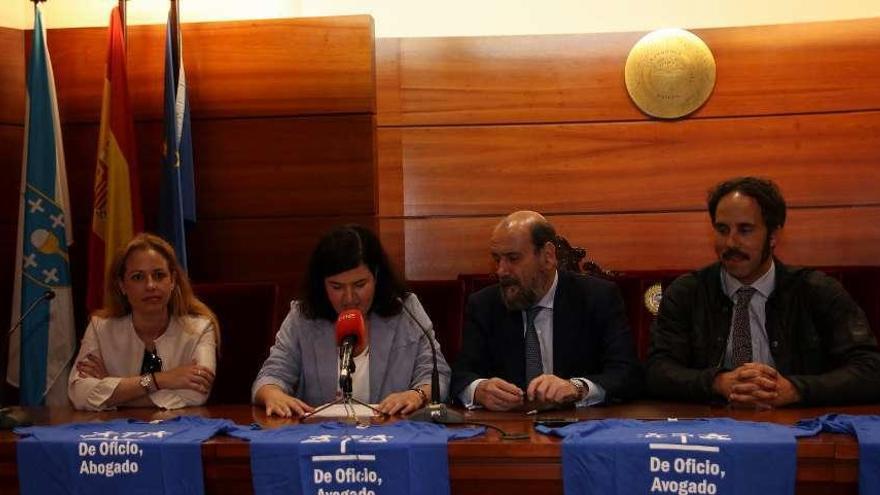 Lectura del manifiesto en el Colegio de Abogados de A Coruña.