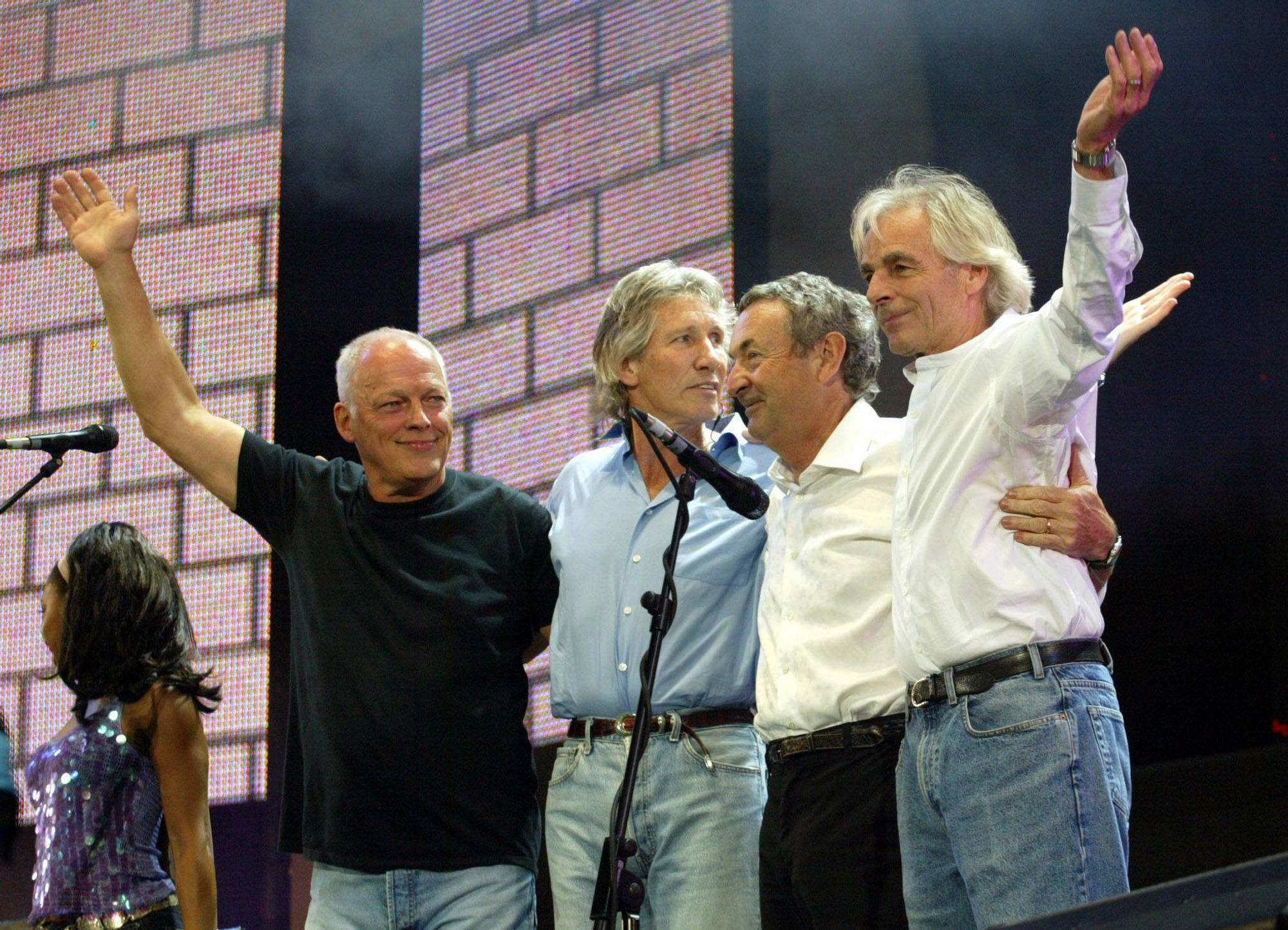 El grupo Pink Floyd, reunido por primera vez después de veinte años en el concierto Live 8, en Londres, en 2005. David Gilmour es el primero por la izda., y Roger Waters el segundo.