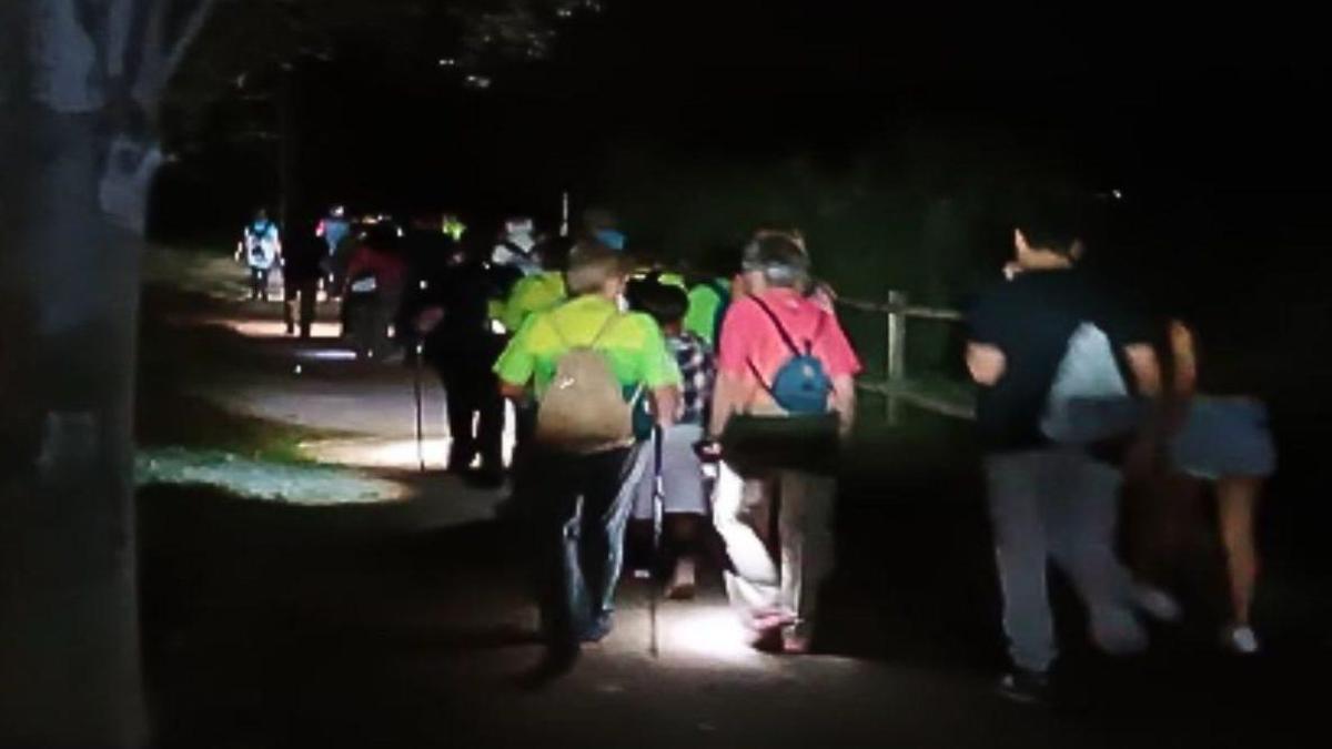 Caminants en una de les rutes noctures d'anys anteriors