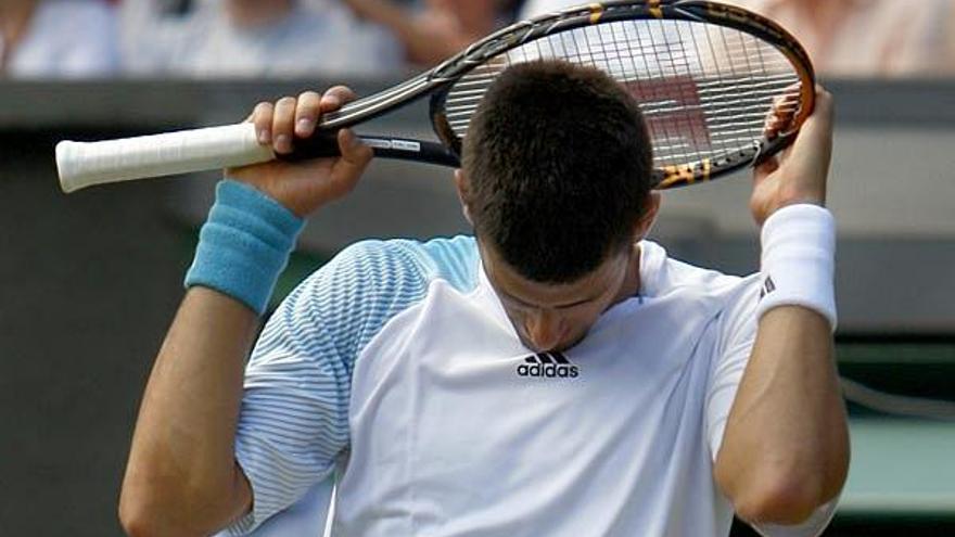 Djokovic, desesperado, tras perder un punto ante Safin, durante el partido de ayer.