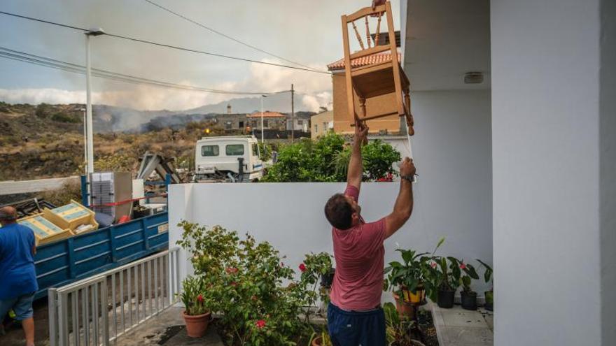 Desalojo de viviendas en La Palma debido a la erupción del volcán