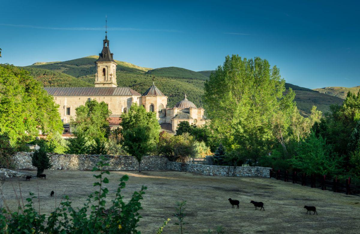 Rodeado de bosques y montañas, el edificio parece integrado en el paisaje de la sierra