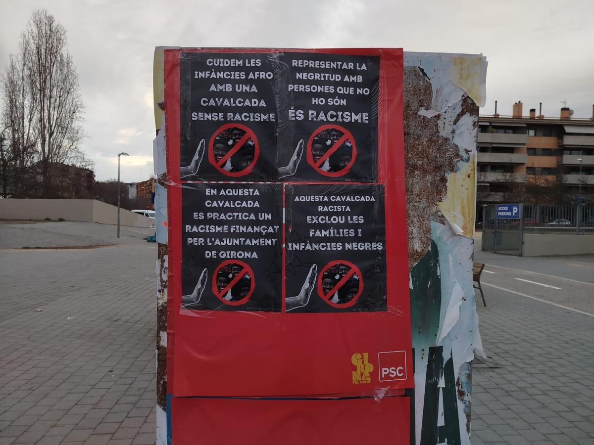 Cartells penjats a la plaça Miquel de Palol.