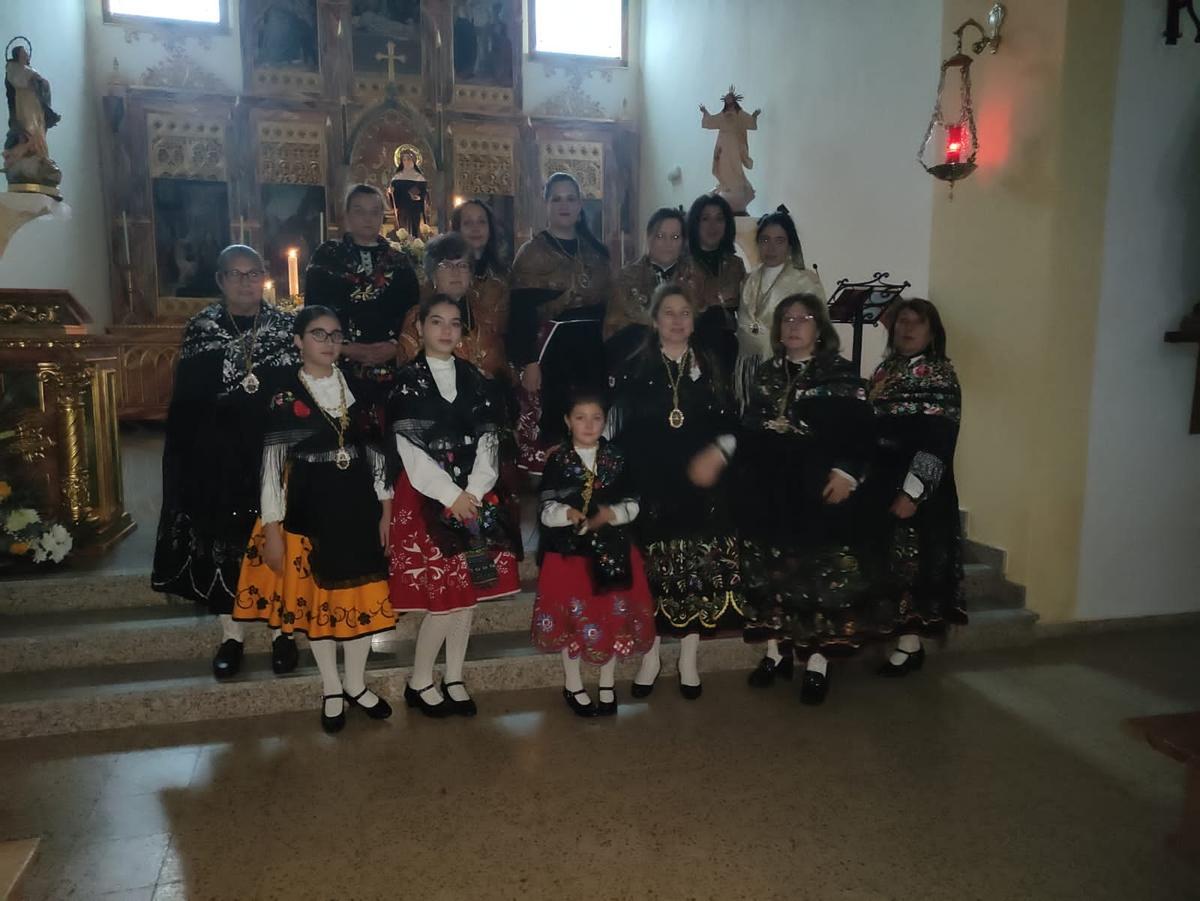 Vecinos de Navalvillar de Ibor vistiendo los trajes regionales.