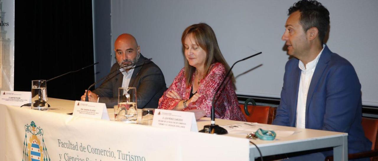 Por la izquierda, Santos Tejón, Sandra Velarde y Leví Pérez, ayer, en la Facultad de Comercio.