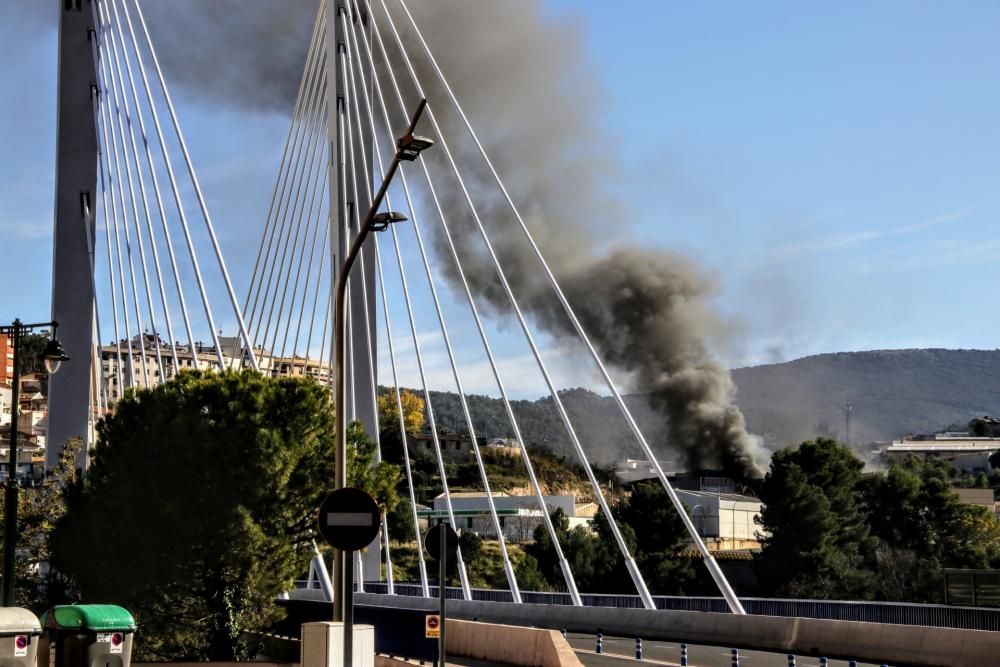 Imágenes del incendio de una fábrica en Alcoy.