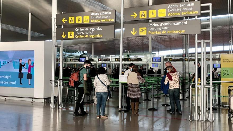 Controles de seguridad a los pasajeros en el Aeropuerto de Barcelona-El Prat