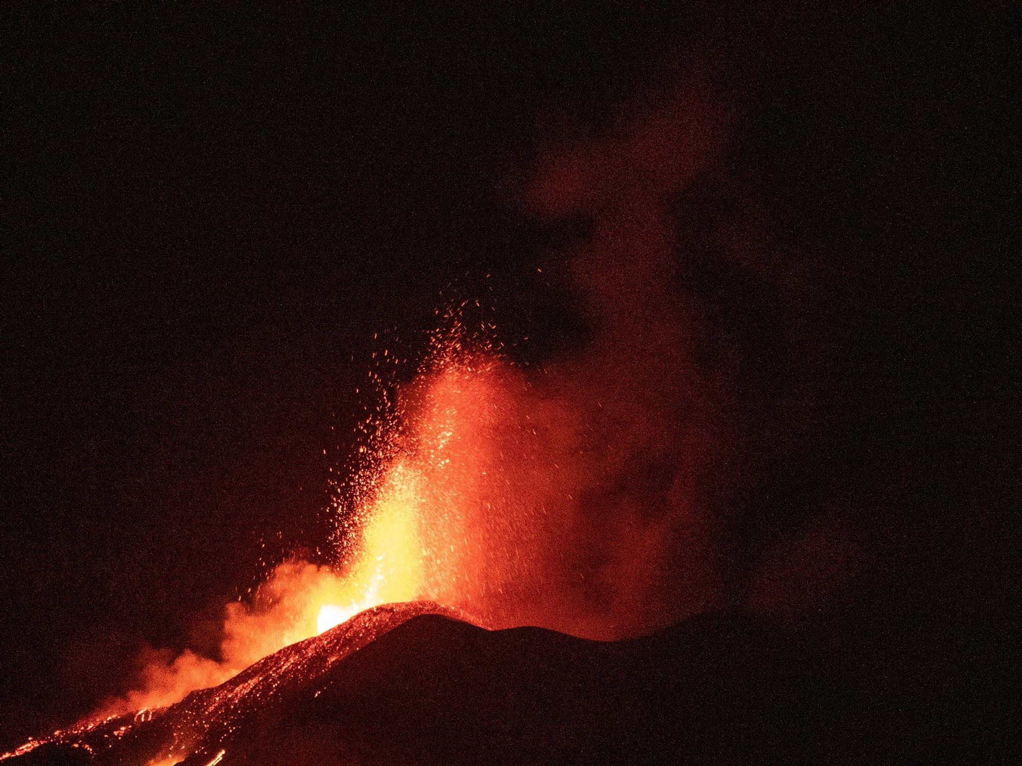 El volcán de La Palma en todo su esplendor durante la noche