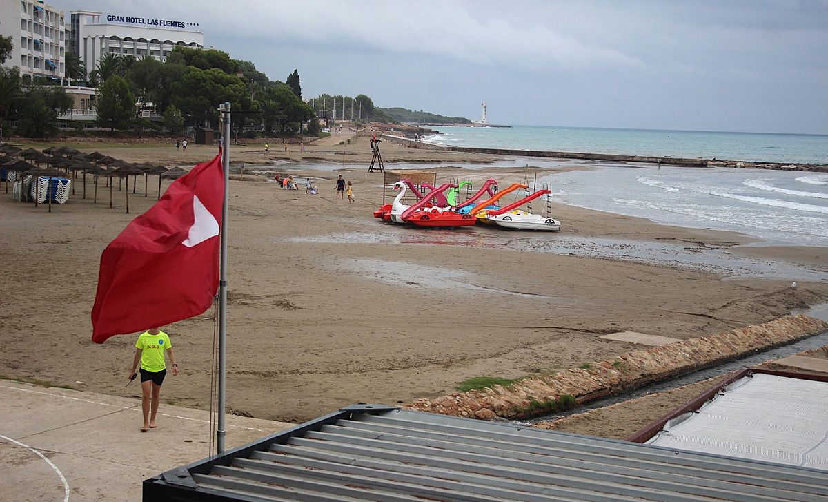 Bandera roja en la playa de Las Fuentes, en Alcossebre.