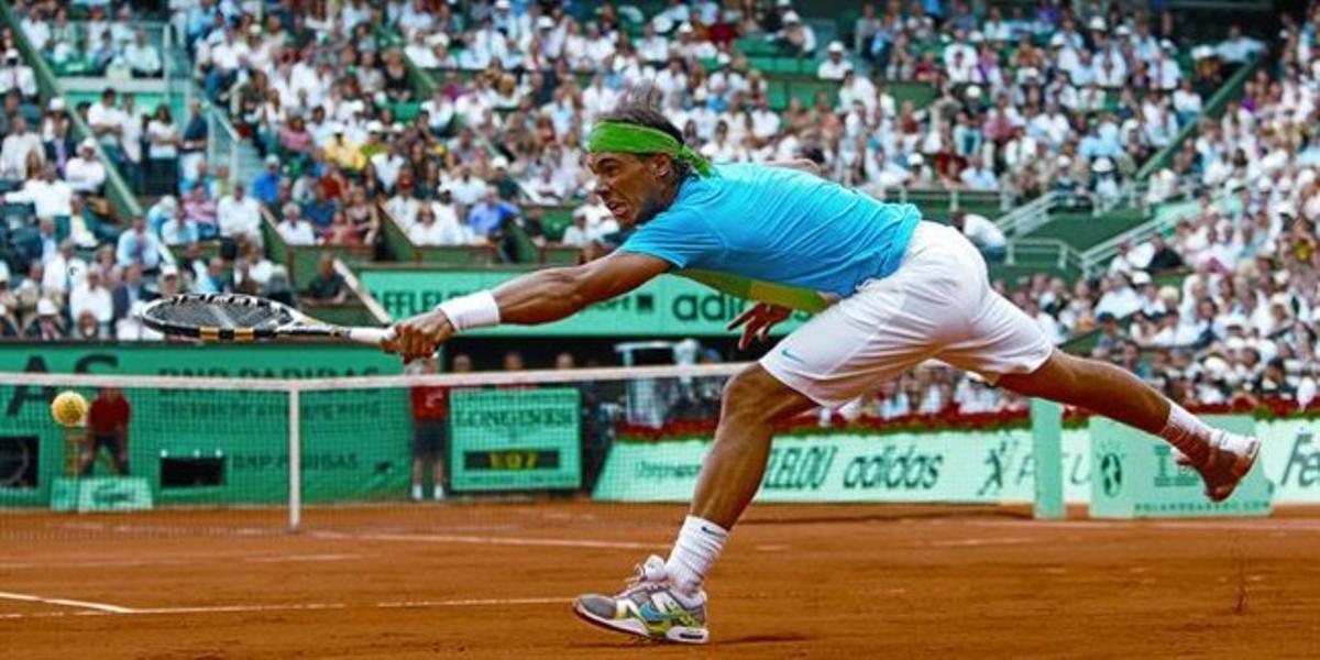 Nadal s’esforça per arribar a una bola llançada per Soderling, ahir a la final de Roland Garros.