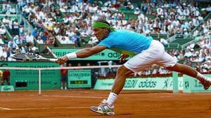 Nadal s’esforça per arribar a una bola llançada per Soderling, ahir a la final de Roland Garros.