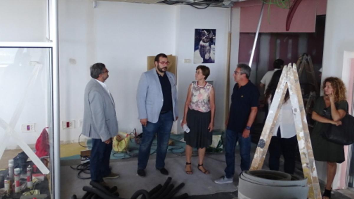 El alcalde de Mataró, David Bote, visitando las instalaciones del nuevo medio público de comunicación de la ciudad, junto a Joaquim Fernàndez, presidente de Mataró Audiovisual.